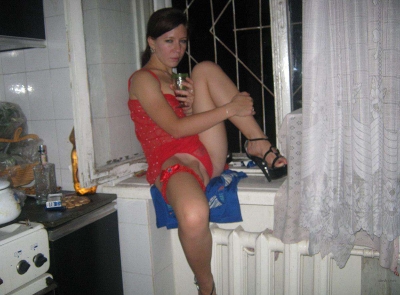 Explicit Amateur Photo: Red-Hot Girl Reveals All