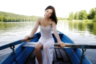 Amateur Teen Riding Boat: Explicit Брютенка Photo