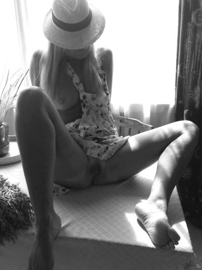 Intimate Amateur Woman Erotica: Sensual Home Photography