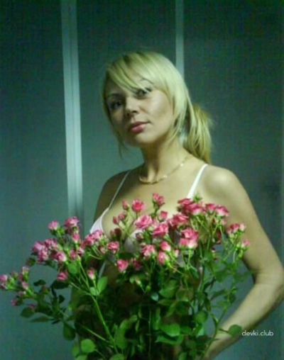 Slender Blonde MILF in Amateur Photos - Explicit and Provocative Content