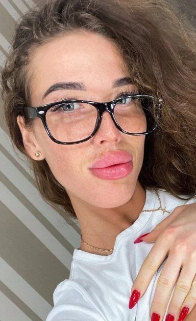 Amateur Teen with Plump Lips in Explicit Photoshoot