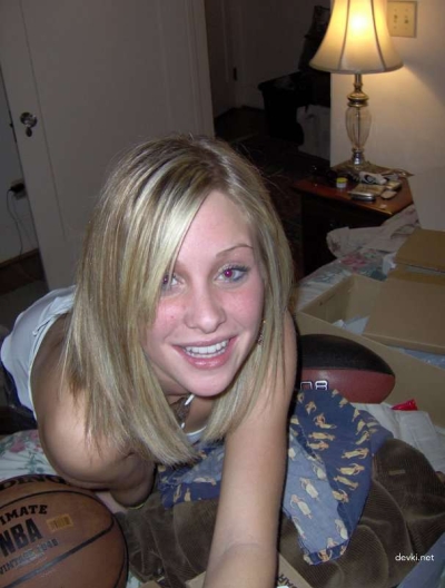 Hot Blonde Amateur Porn: Watch Stunning Blonde in Explicit Photos