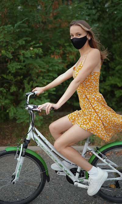 Explicit Amateur Photo: Girl Riding Bike Pantyless