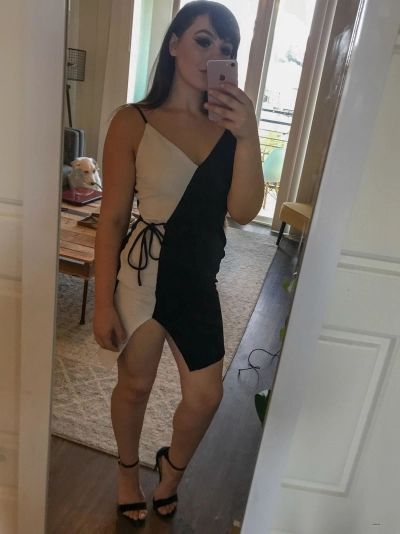 Naked Girl with iPhone: Explicit Amateur Photo Shoot