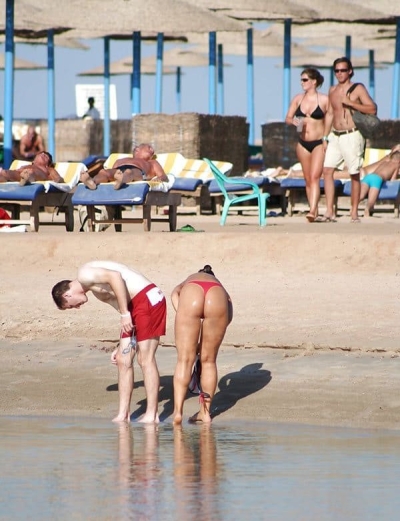 Hot Babes in Thongs at the Beach: Amateur Photo Collection