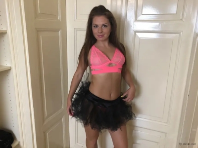 Hot MILF Shows Off Stunning Body in Amateur Photo Shoot