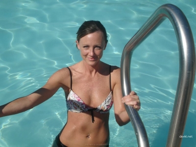 Poolside Masturbation: Amateur Porn Photo Session