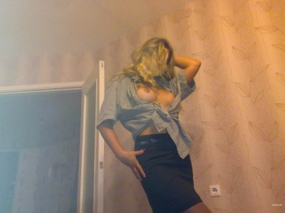 Young and Cute New Girlfriend Exposes Her Pussy - Explicit Amateur Photo