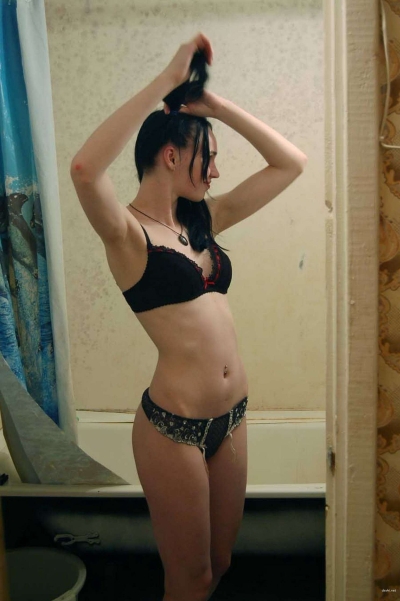 Wild Brunette Amateur Porn: Explicit Photos of Naughty Seductress