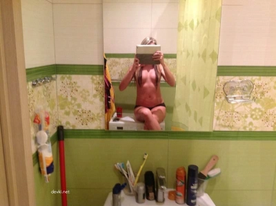 Hot Selfie: Cute Girl Taking Sexy Photos of Herself