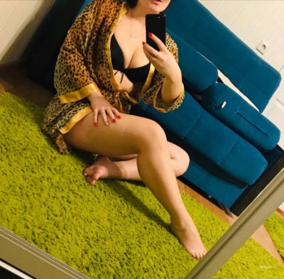 Hot MILF Takes Explicit Selfies: Amateur Mom Photo Session