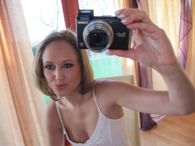 Hot Woman Taking Nude Selfies: Amateur Explicit Photo