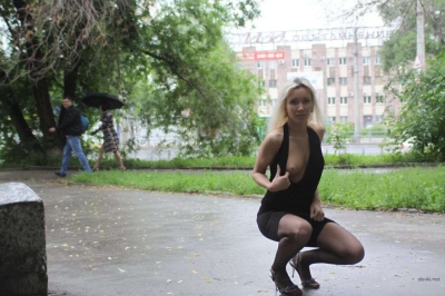 Blonde Spreading Legs Outdoors - Explicit Amateur Park Photo