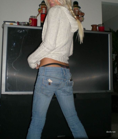 Blonde Babe's Juicy Ass Deepthroats Cock in Amateur Porn Pic