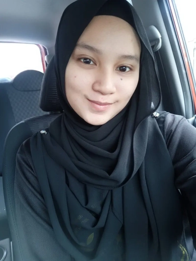 Sexy Hijab Girl Masturbates - Amateur Muslim Porn Photos