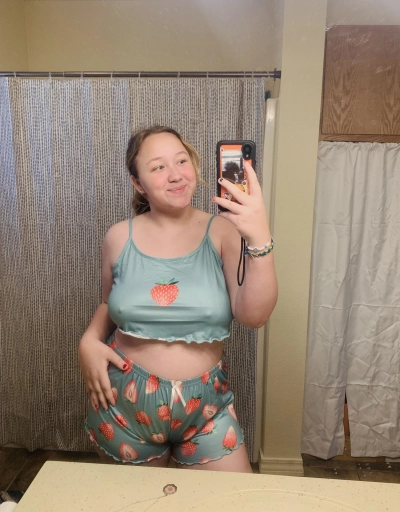 Curvy Amateur Selfie: Plump Booty Exposed for Your Pleasure