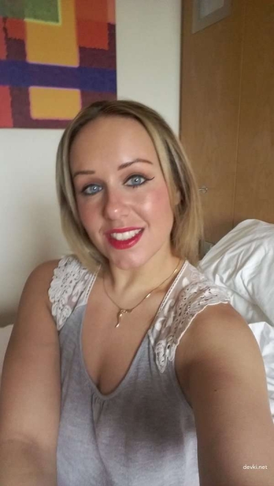 Hot MILF Takes Seductive Selfie - Amateur Photo Collection