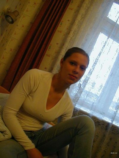 Amateur Girlfriend Poses Nude with Cock in Background