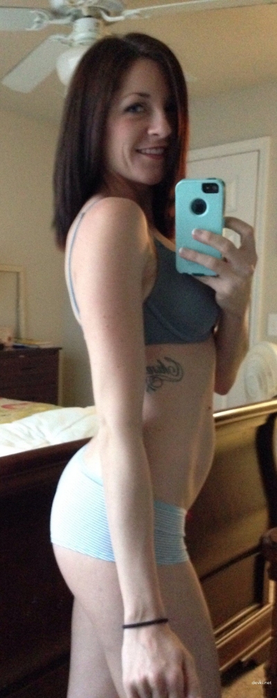 Amateur Nude Selfies of Tattooed Girl - Explicit Home Photos