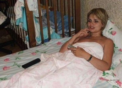 Explicit Naked Young Mom on Bed: Amateur Nude Photo