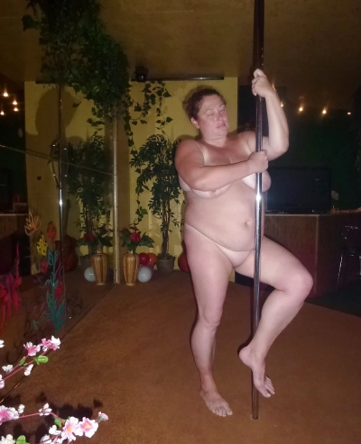 BBW Pole Dancing XXX Photoshoot: Curvy Chick at the Pole