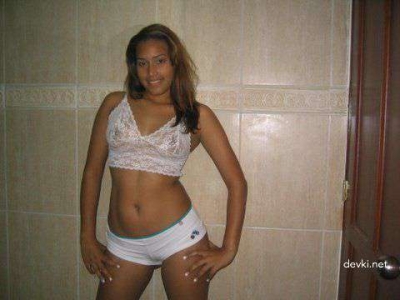 Hot Latina Babe Posing Amateur Photos - Seductive and Explicit Latina Beauty