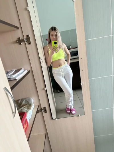Grab her now - hot and pantyless amateur photo