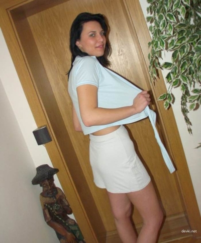 Explicit Brunette Nude Home Photoshoot - Amateur Naked Woman Poses Boldly
