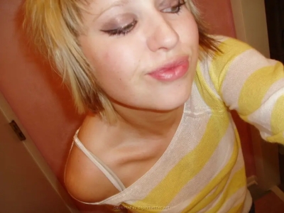 Young Blonde Exposed Her Tits - Explicit Amateur Photo