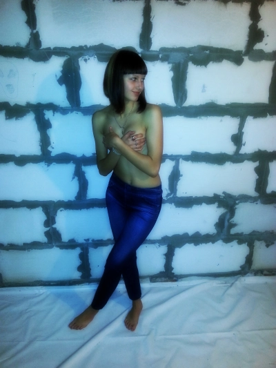 Hot Amateur Babe in Explicit Sexual Photo Shoot