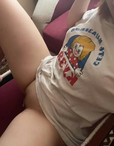 Voluptuous College Student Exposes Herself - Amateur Photo Display