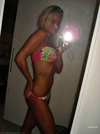 Blonde Amateur Nude Selfie in Mirror - Explicit Amateur Photo Shoot