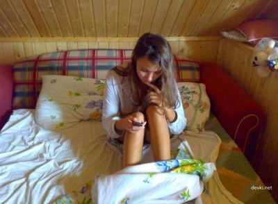 Naked Amateur Loves to Lounge in Bed: Explicit Bedroom Photos