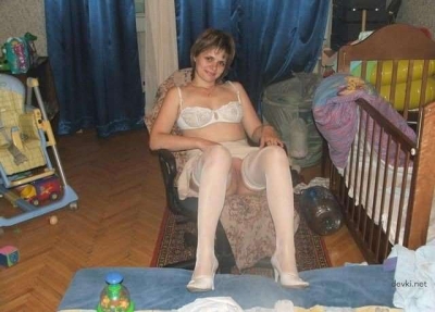 Explicit Naked Young Mom on Bed: Amateur Nude Photo