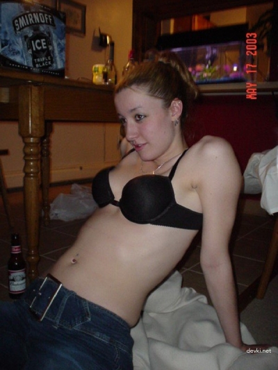 Drunk chick strips naked: Explicit amateur photo shoot